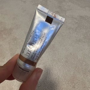 LAURA MERCIER Metallic Creme Eye Shadow in Gold - Gently used